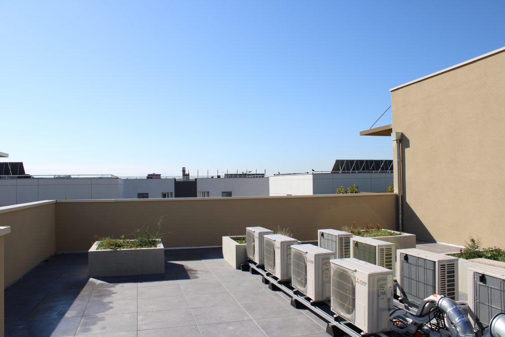 Des pompes à chaleur installé par tec2e sur le toit de la résidence sensitive à valence